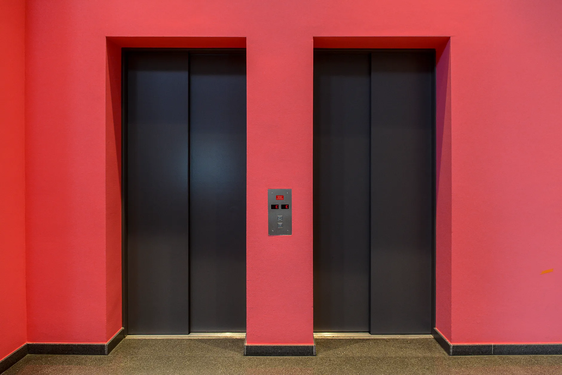Portas De Elevador Modernas Em Interior Vermelho Vibrante
