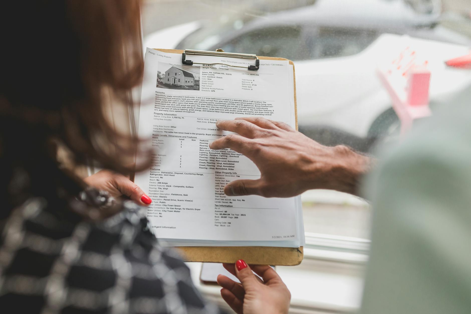 Corretor de imóveis em reunião com clientes em escritório moderno