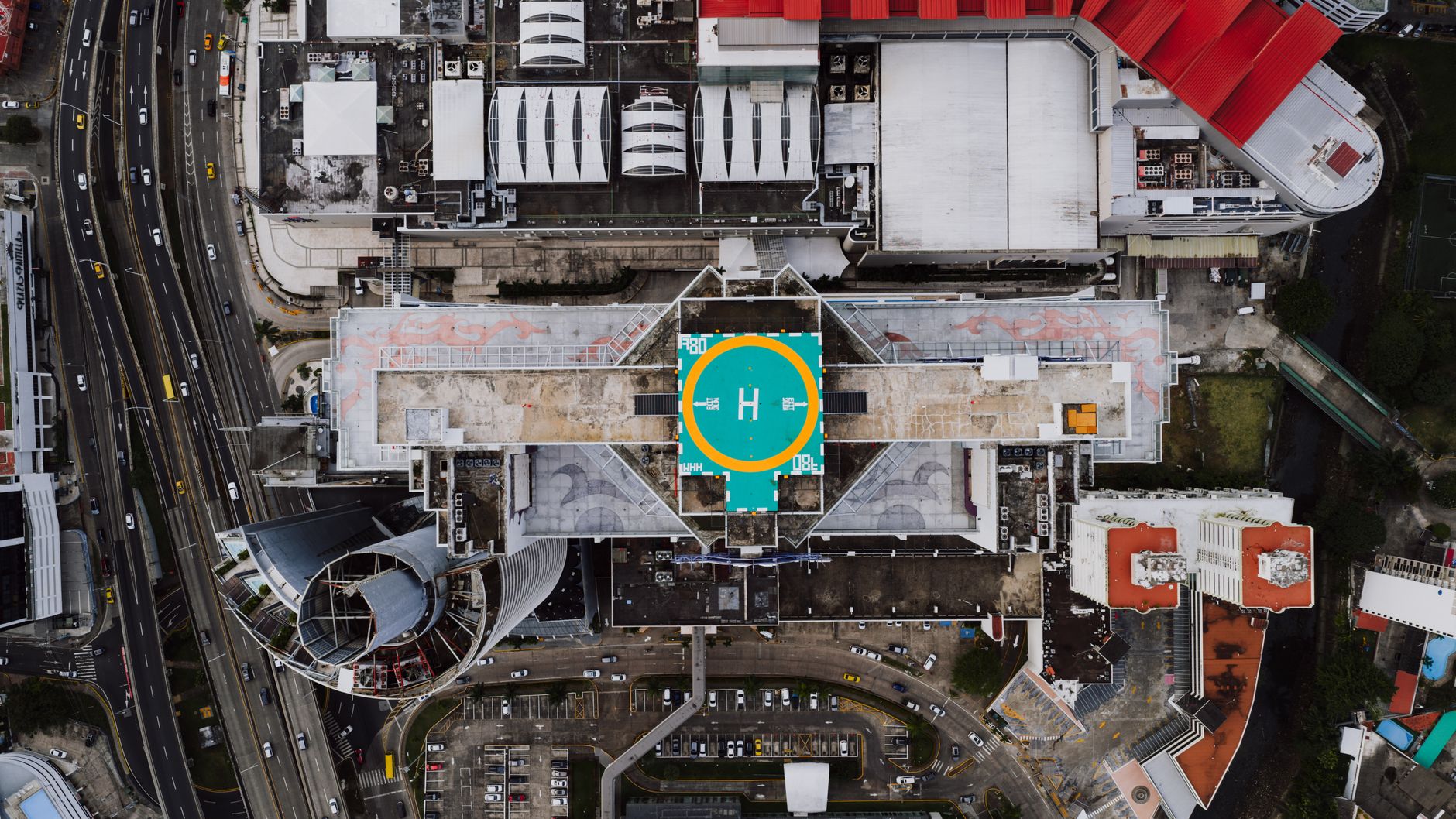 Imagem aérea ilustrativa de prédio urbano com heliponto ou área de pouso no topo