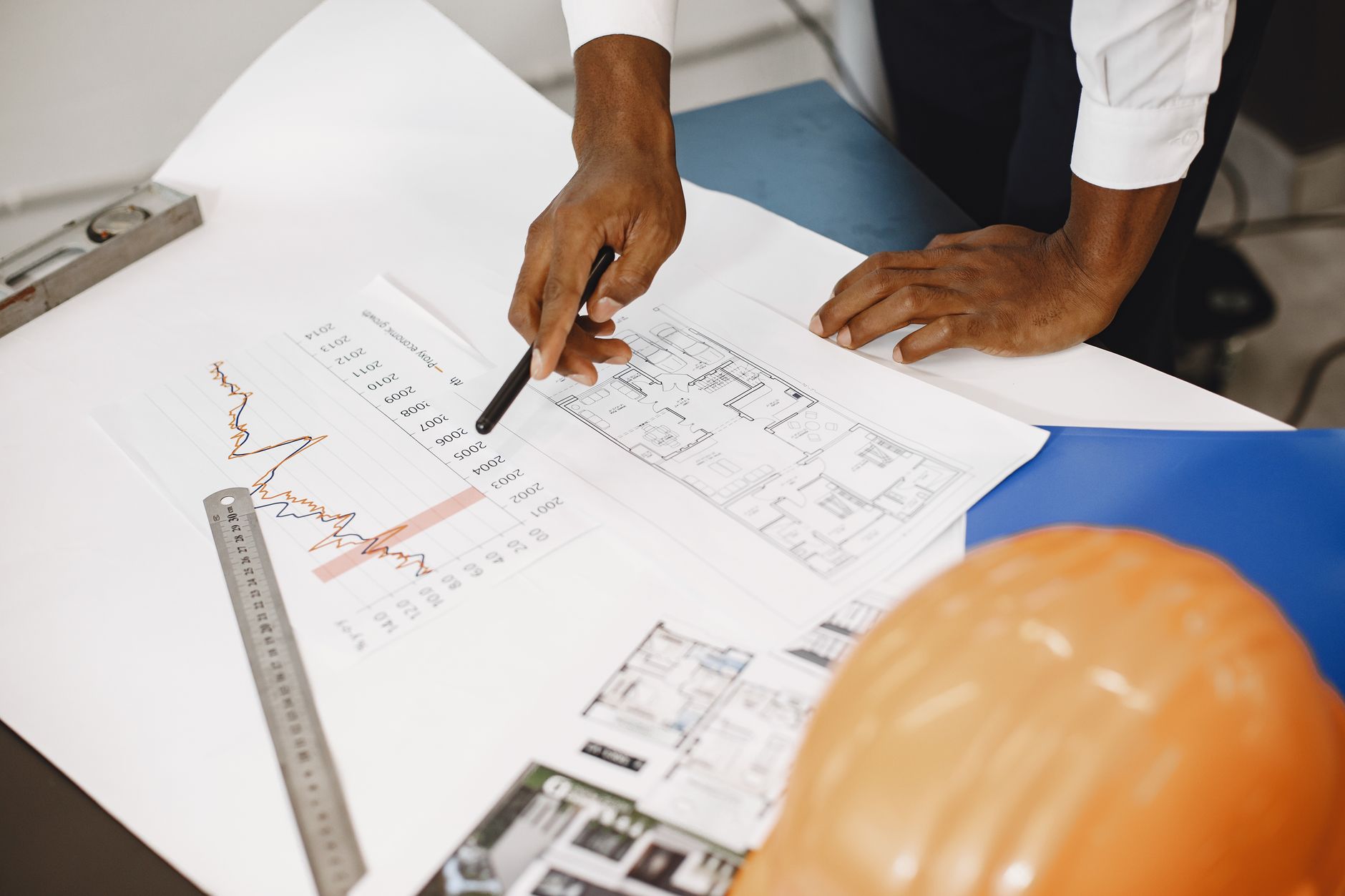 Representação da relação entre financiamento e construção civil com foco em planejamento financeiro e obras em andamento.