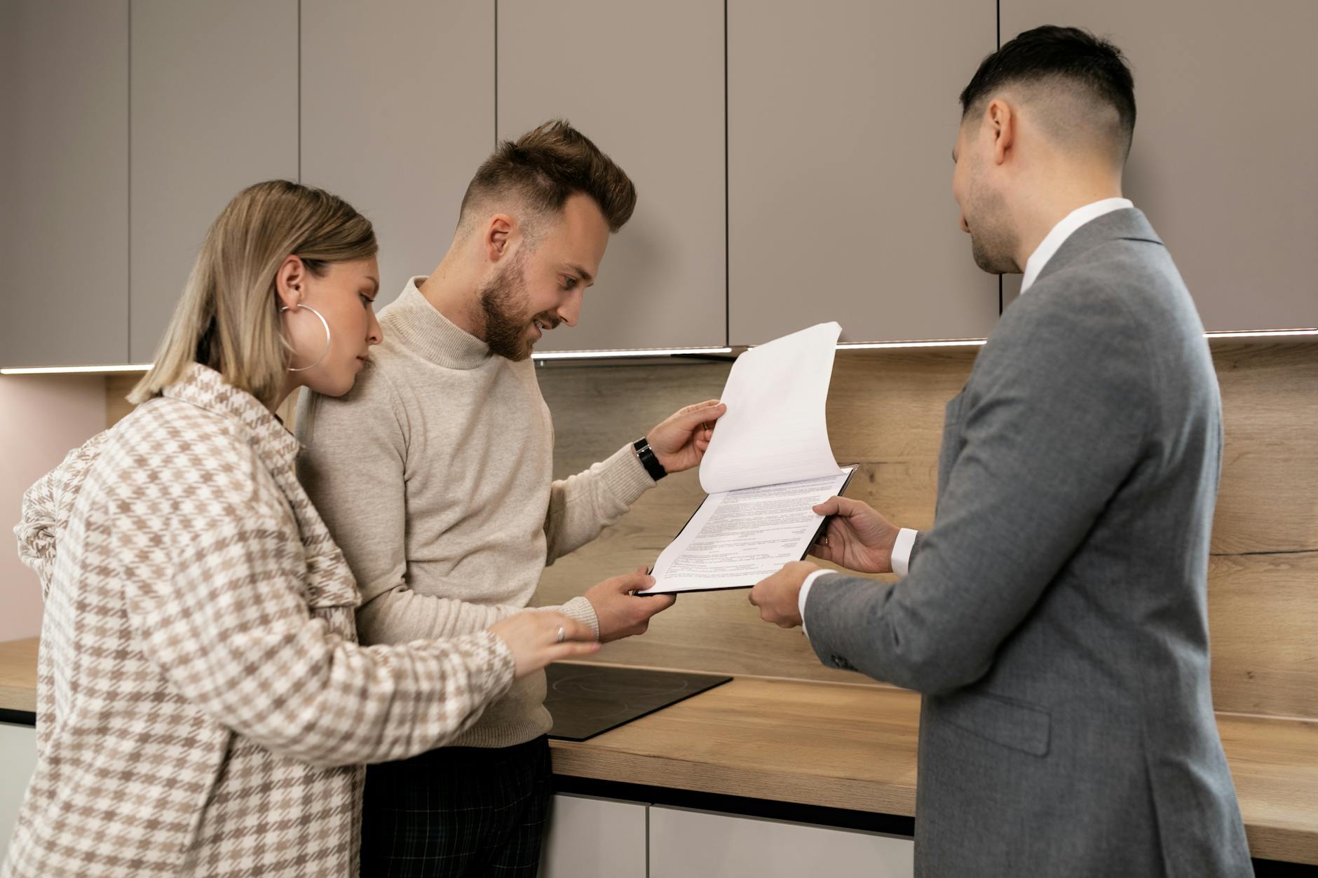 Profissionais analisando documentos imobiliários em ambiente corporativo