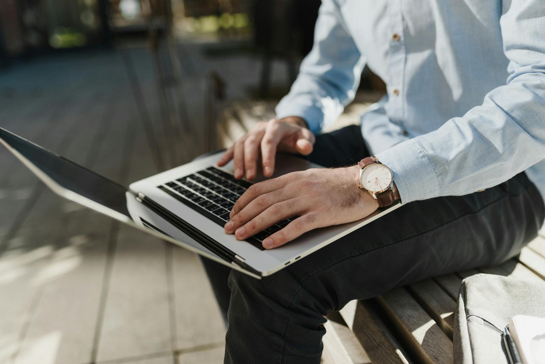 Reunião de profissionais imobiliários discutindo estratégias com laptops e gráficos