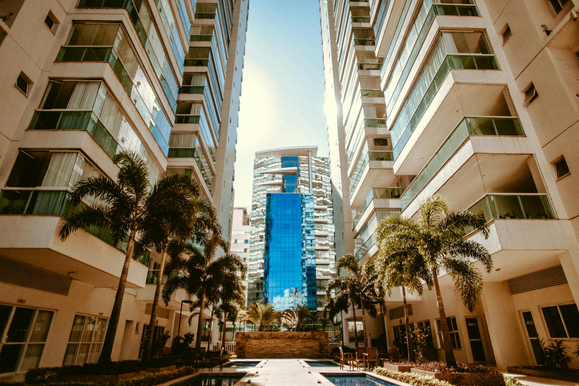 Empreendimento comercial representando o mercado imobiliário urbano