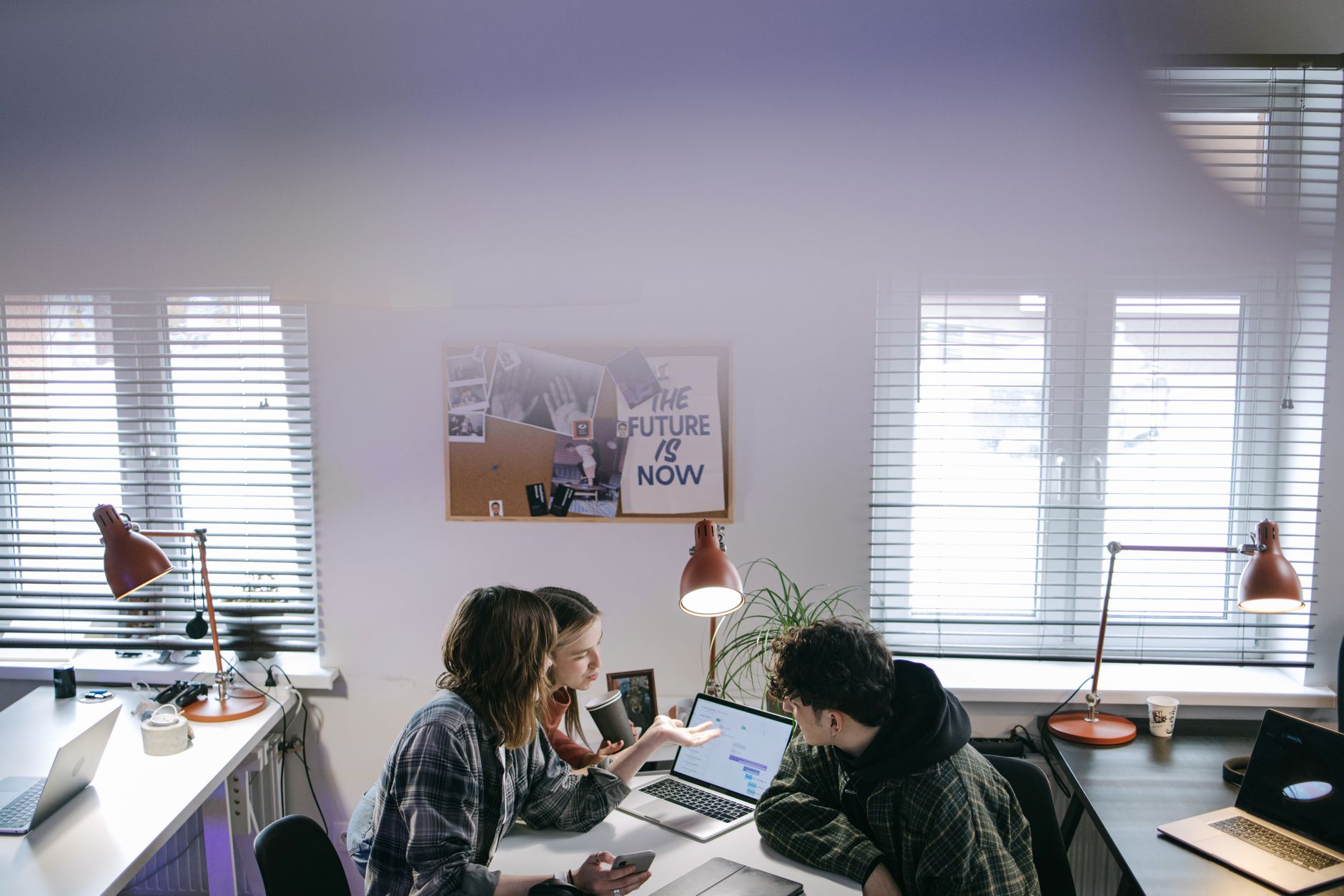 Ambiente de trabalho colaborativo e agradável para corretores de imóveis em imobiliária