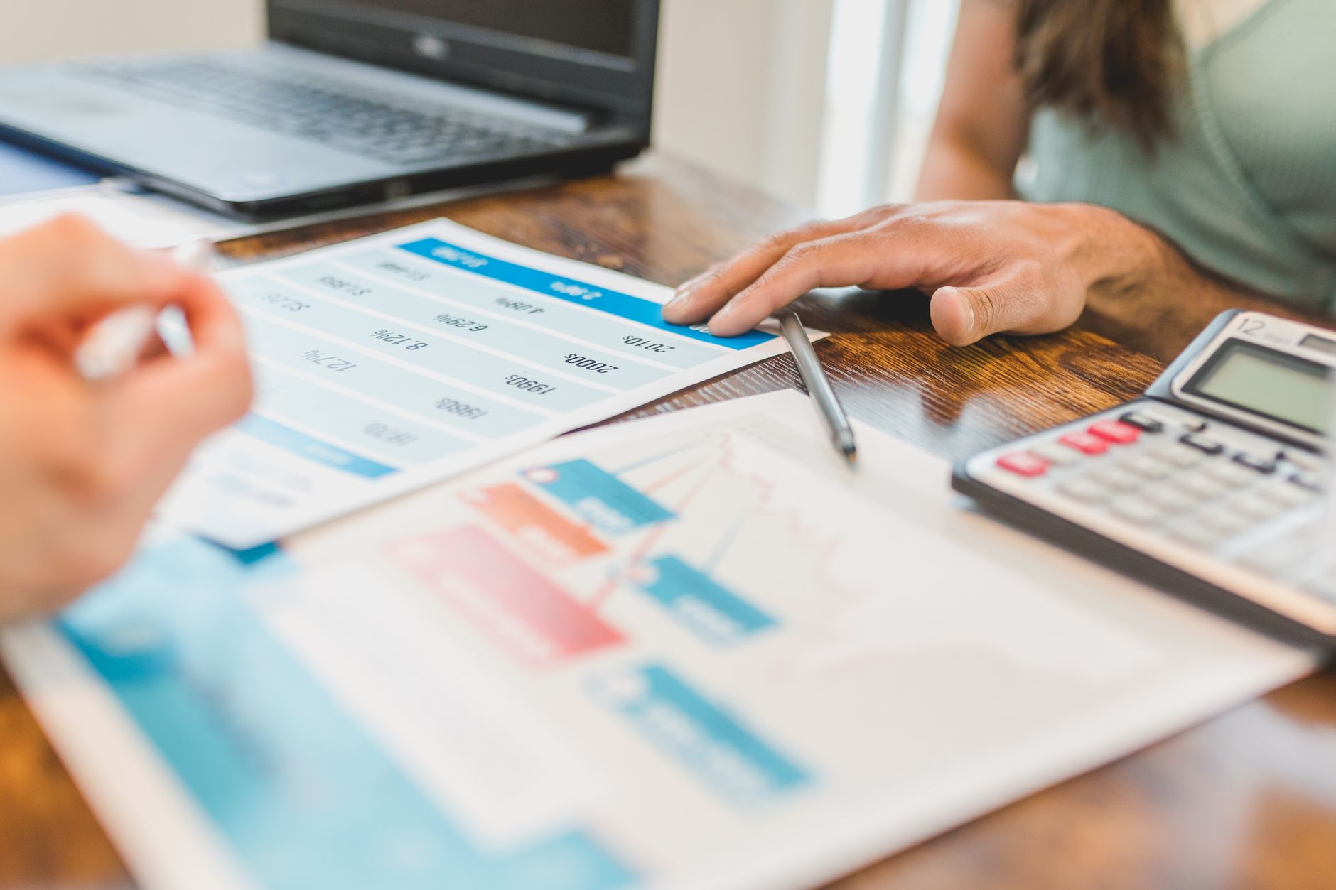 Ambiente corporativo com análise digital de documentos imobiliários para agilizar processos de venda