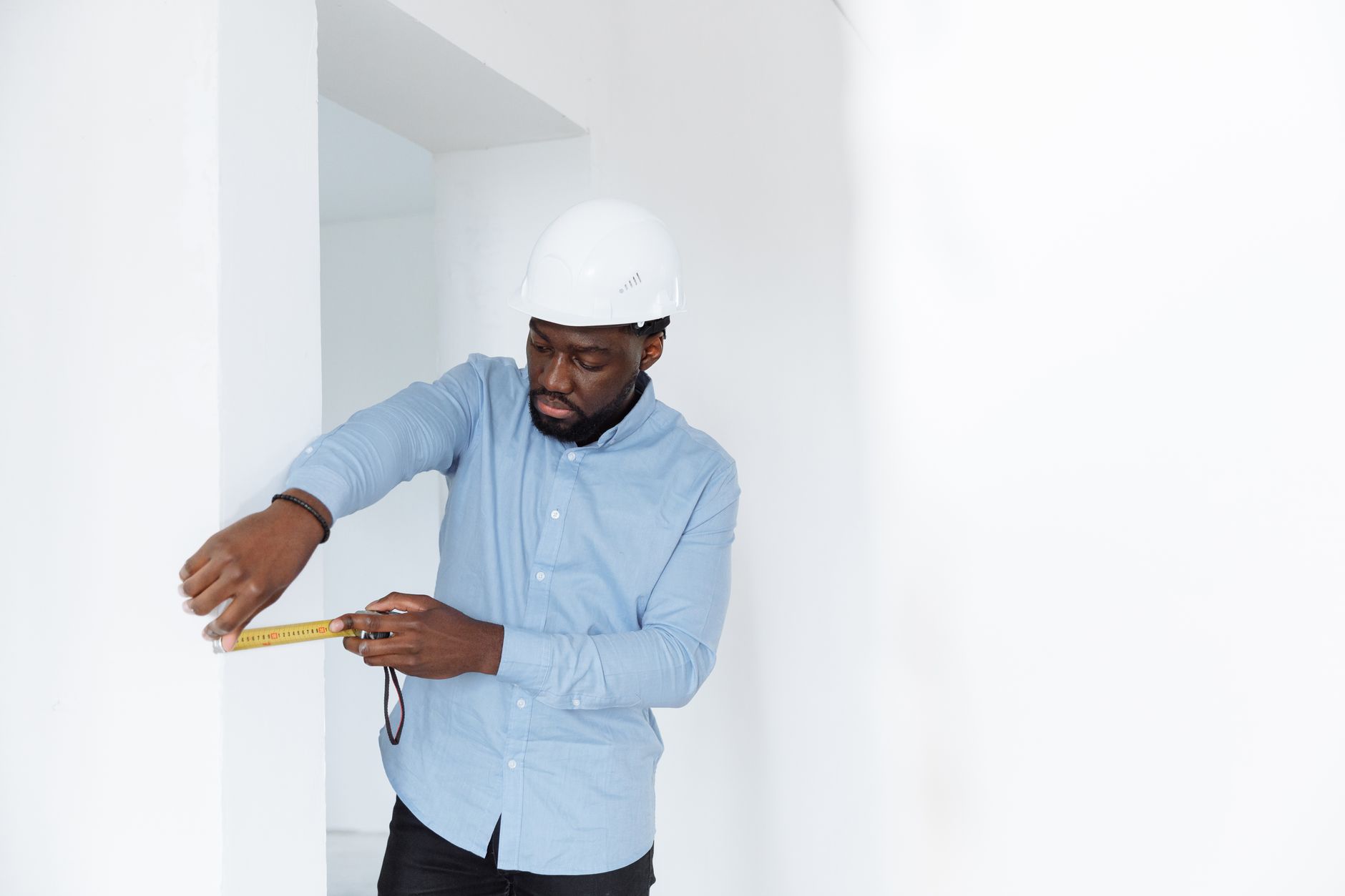Profissional imobiliário realizando cálculo de área para avaliação de imóvel em ambiente corporativo