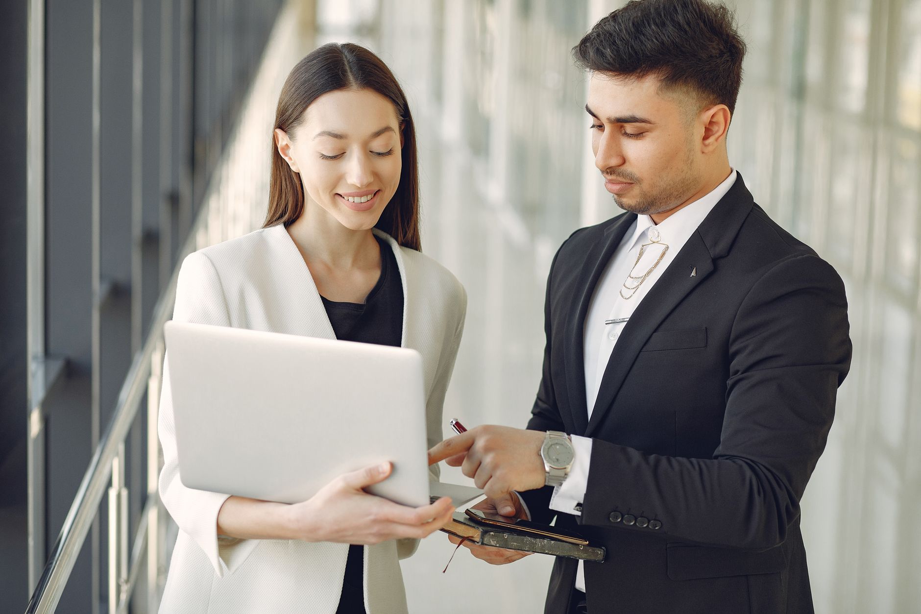 Profissional do mercado imobiliário utilizando tecnologia para melhorar o atendimento e a gestão de dados.