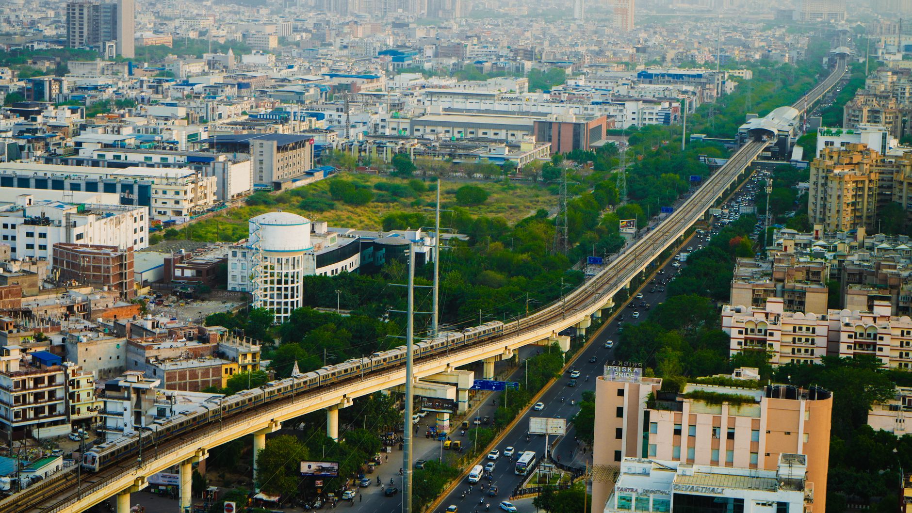 Infraestrutura de transporte público integrada a bairros residenciais urbanos, ilustrando a influência do metrô na valorização imobiliária.