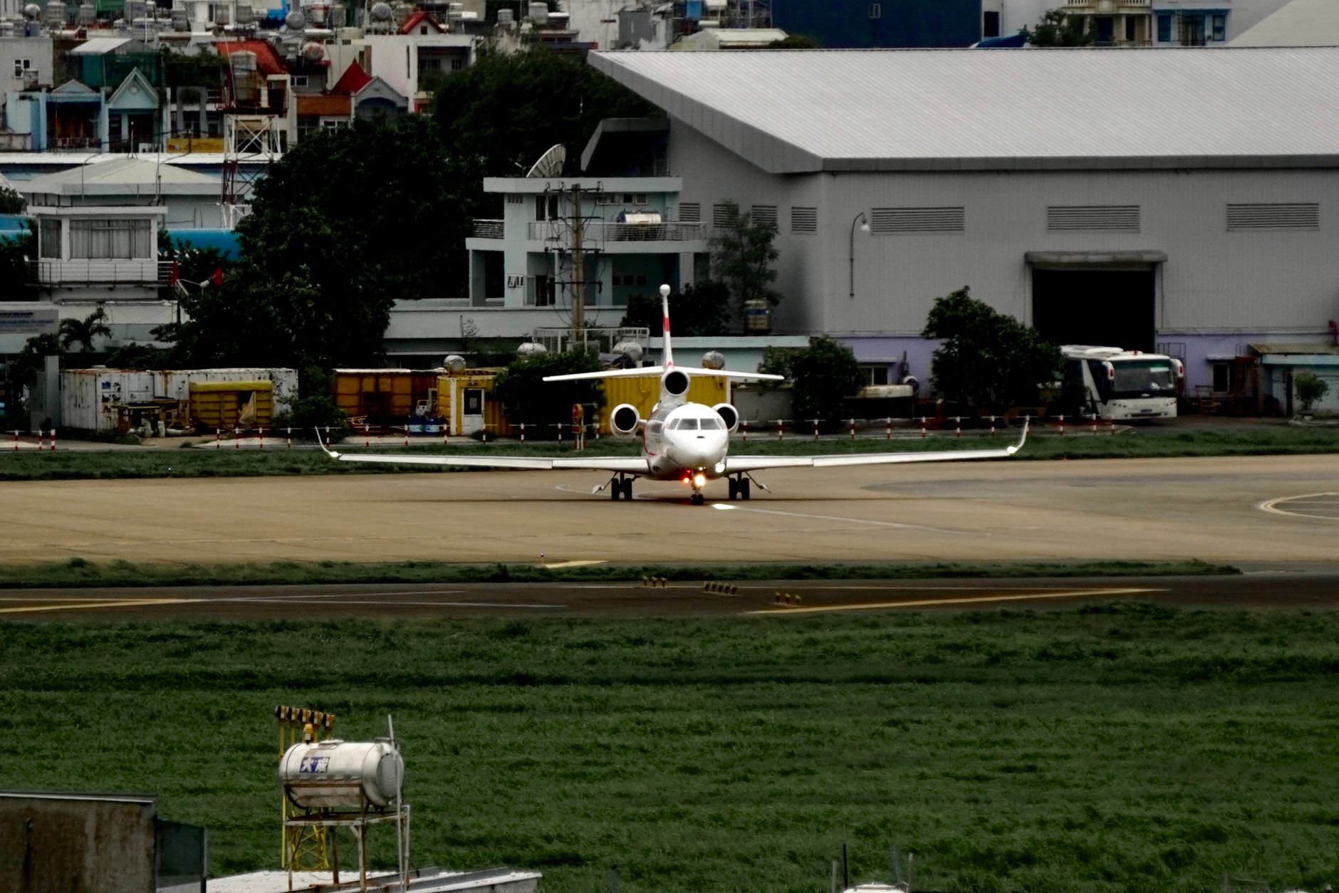 Aeroporto pequeno próximo a edifícios urbanos com profissionais imobiliários em reunião