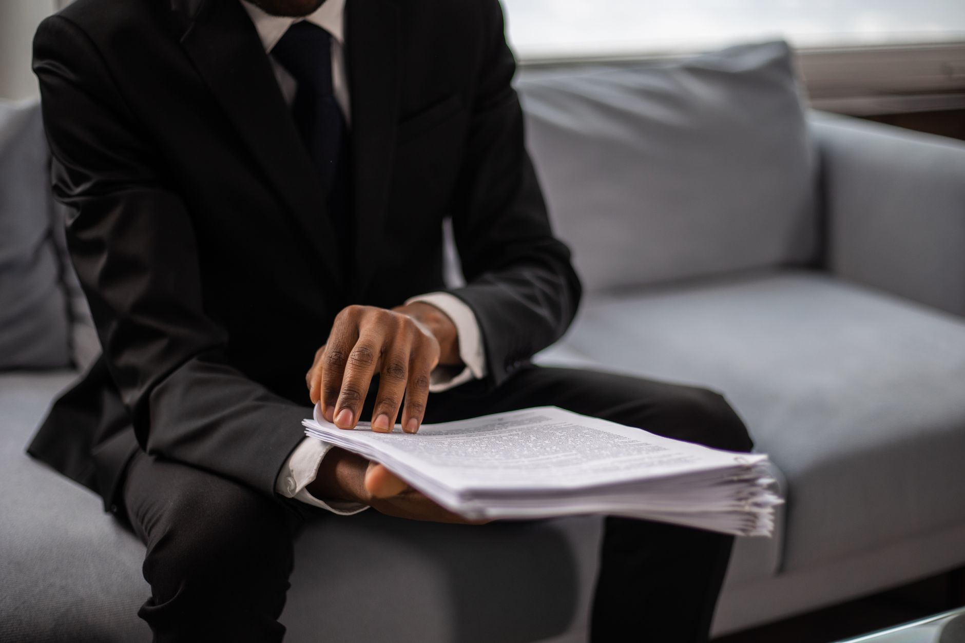 Profissionais discutindo contrato de locação e responsabilidades financeiras em ambiente corporativo