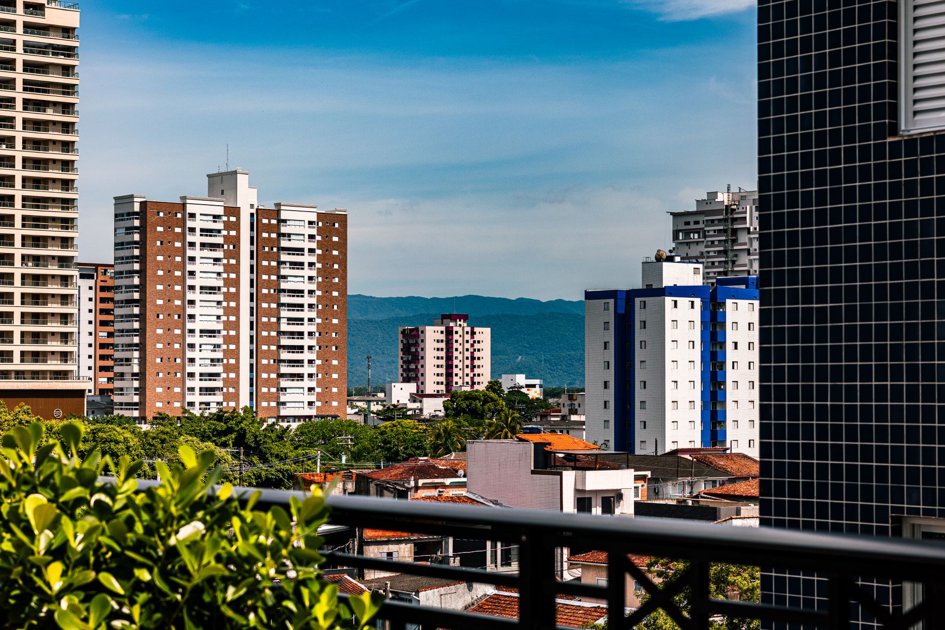 Reunião de profissionais discutindo o desenvolvimento urbano e projetos imobiliários em área de verticalização