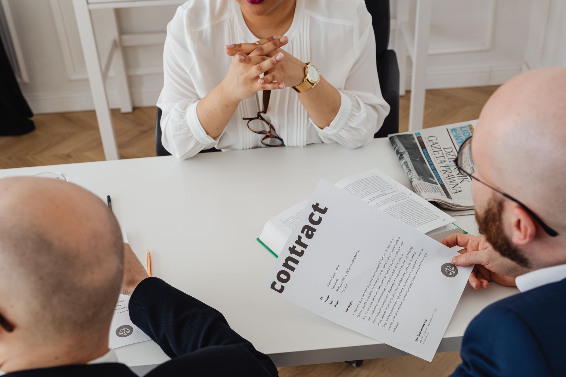 Profissionais do mercado imobiliário discutem oportunidades de investimento digital em imóveis de luxo.