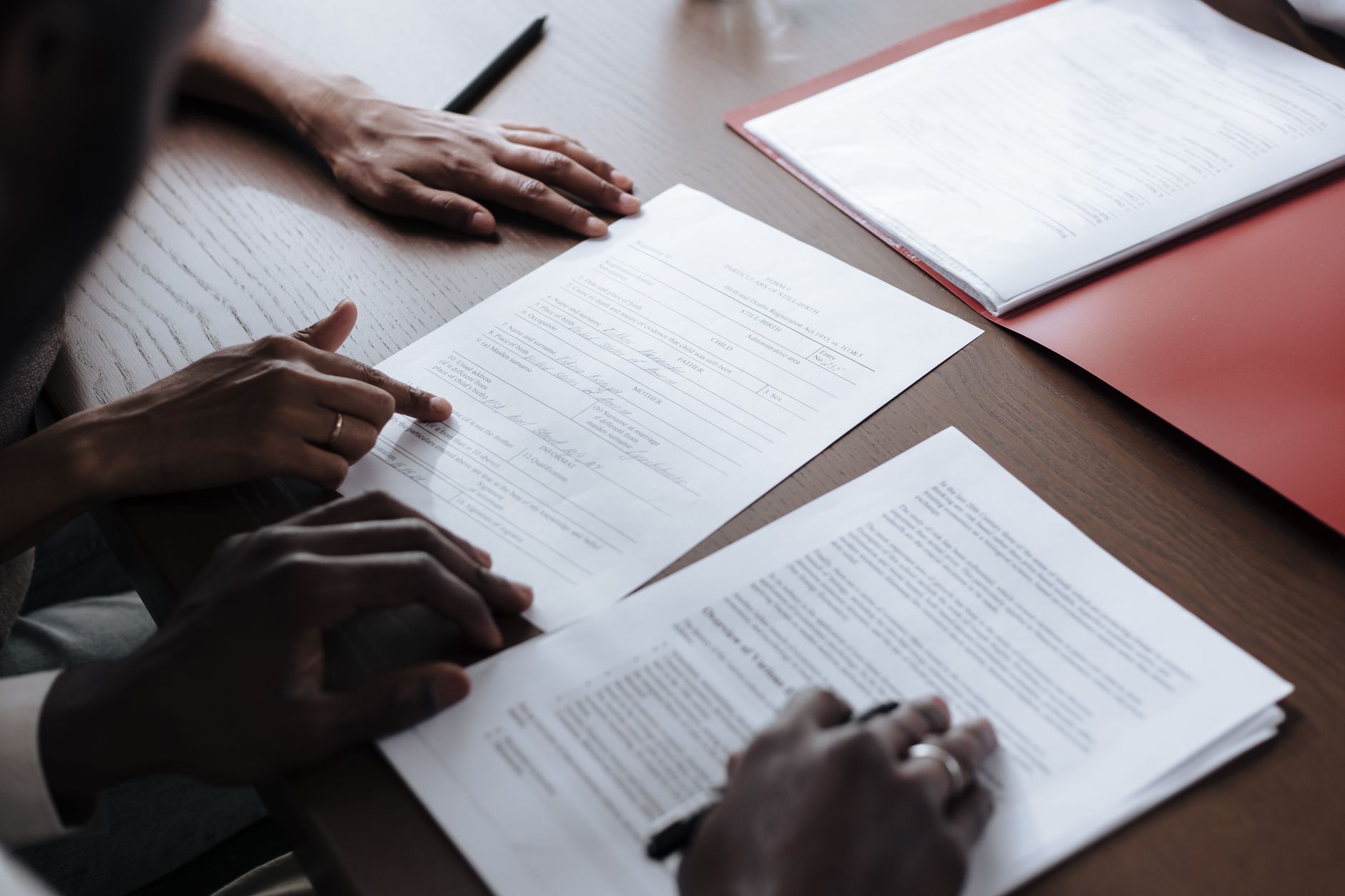 Reunião entre profissionais e familiares para tratar de documentos legais relacionados à venda de imóvel com proprietário incapacitado