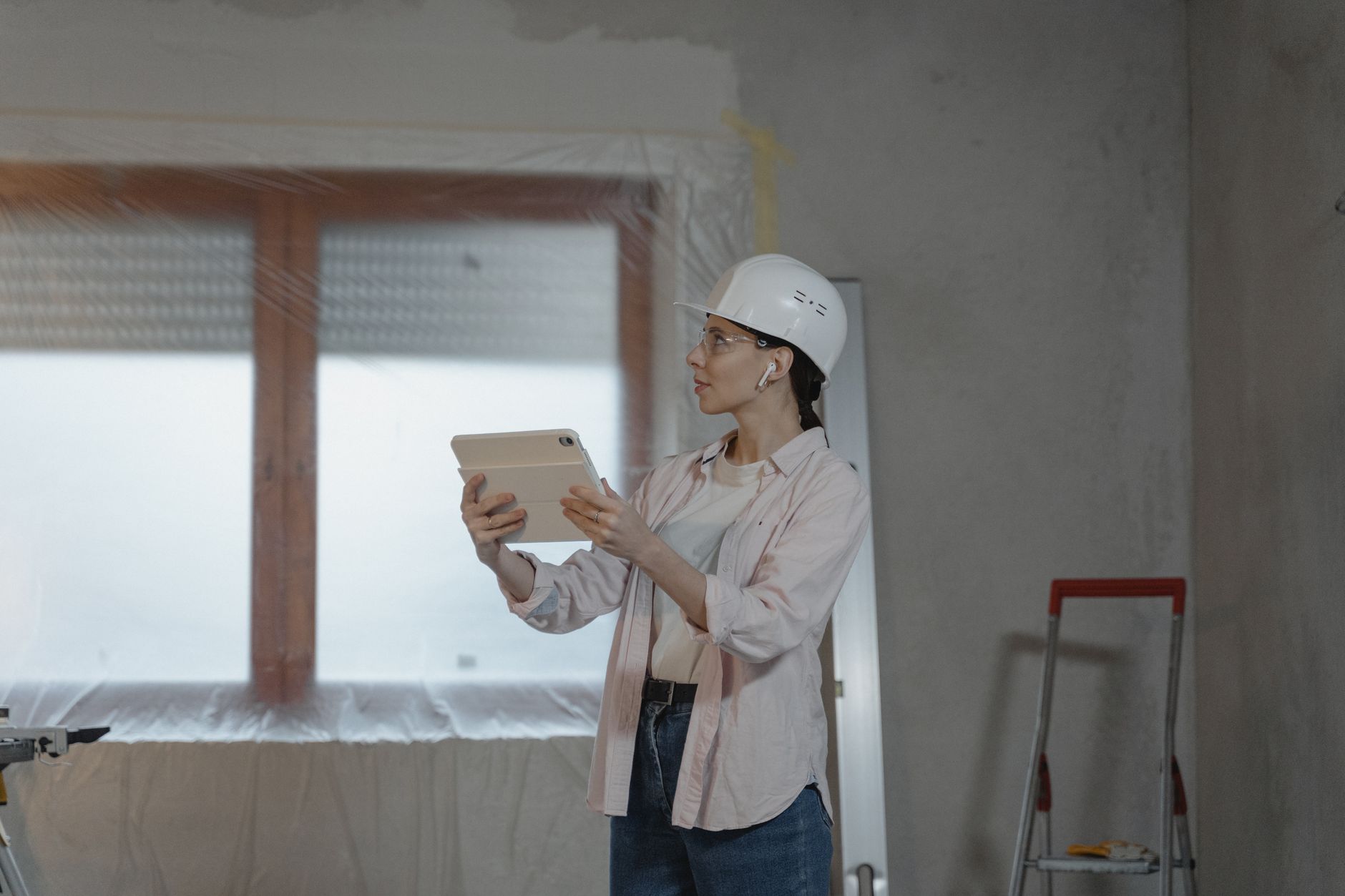 Profissionais utilizando tecnologia digital para apoiar processos na construção civil