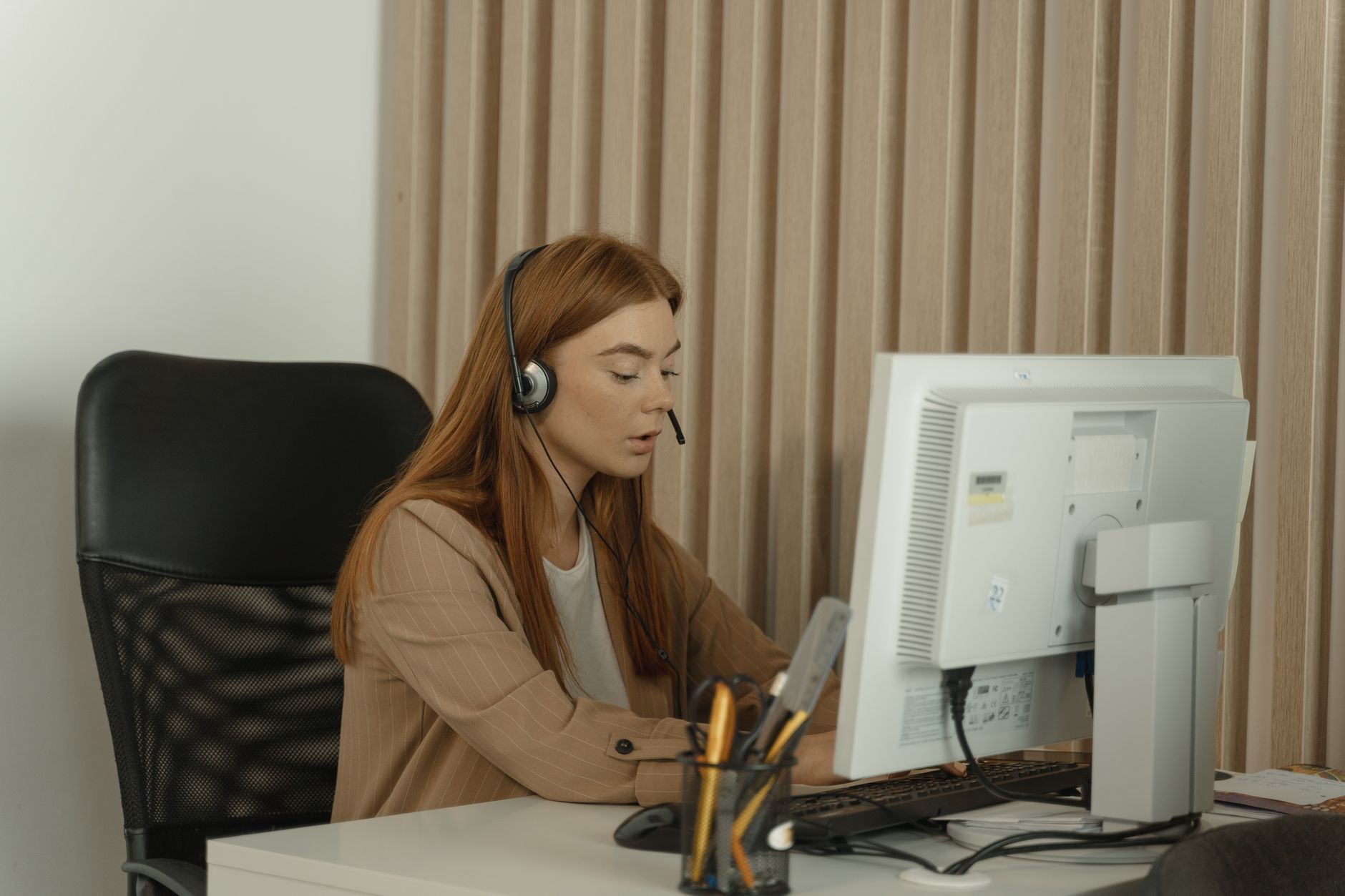 Profissional do mercado imobiliário utilizando tecnologia para atendimento personalizado ao cliente