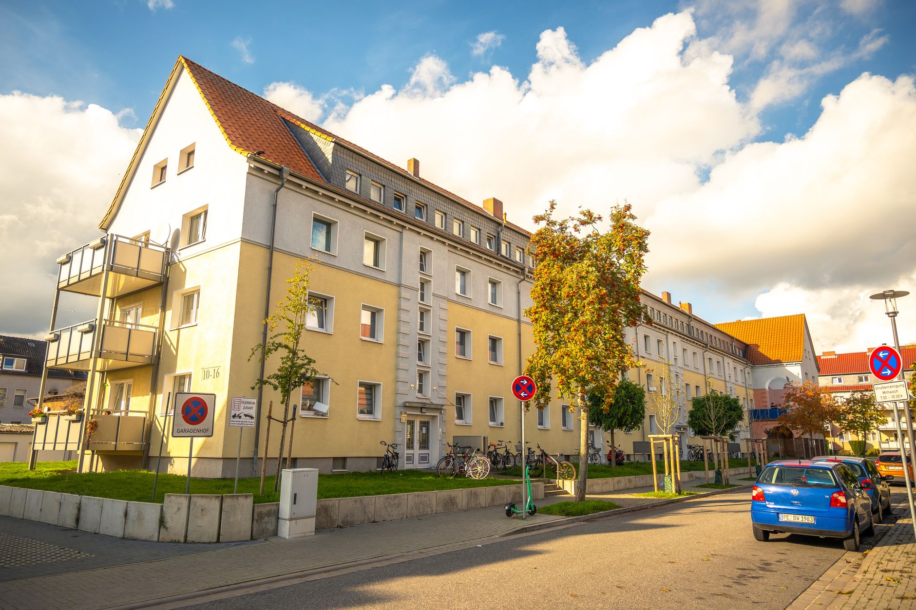 Negociação e visita a imóvel residencial usado em ambiente urbano acessível.