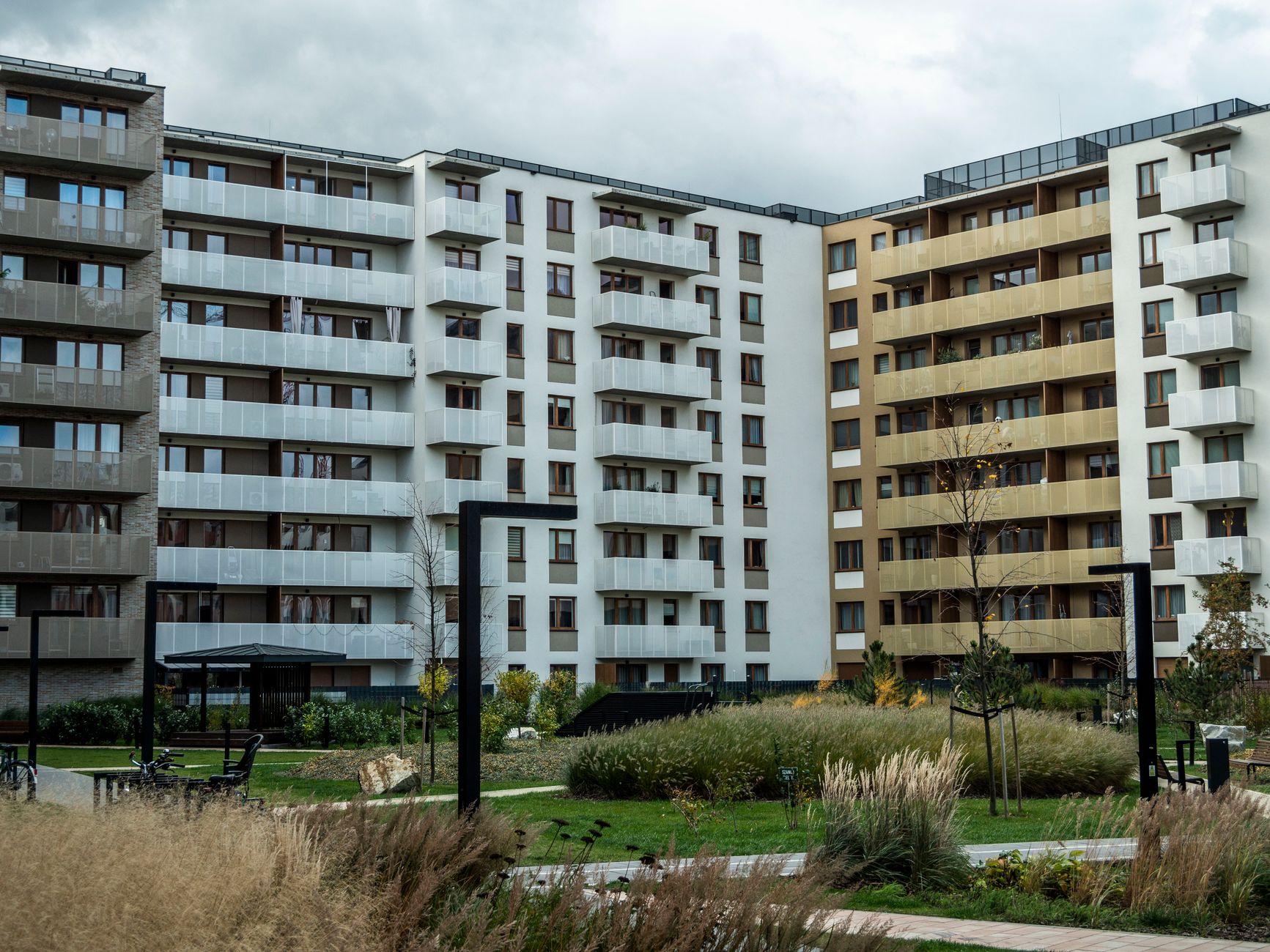 Reunião de profissionais do mercado imobiliário com foco em empreendimentos multifamily em ambiente urbano.