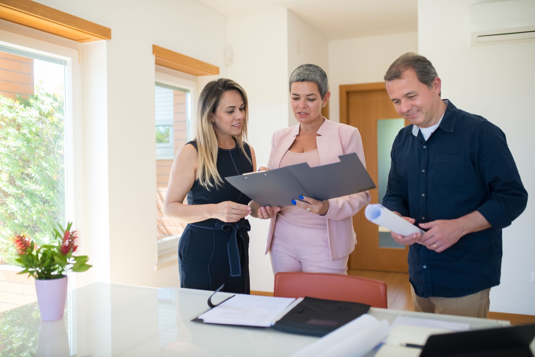 Equipe imobiliária discutindo oportunidades de investimento em imóveis de alto padrão