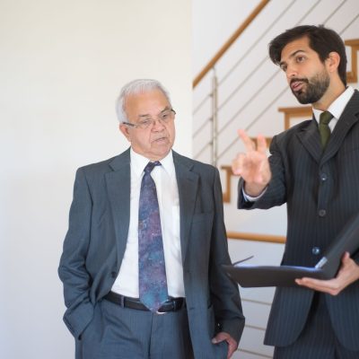 Reunião profissional para análise de custos e contratos no setor imobiliário
