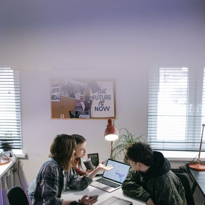Ambiente de trabalho colaborativo e agradável para corretores de imóveis em imobiliária