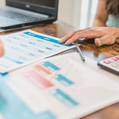 Ambiente corporativo com análise digital de documentos imobiliários para agilizar processos de venda