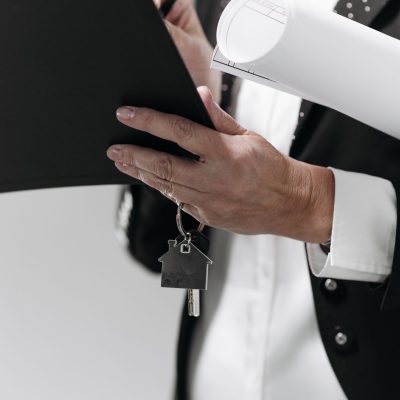 Interação formal para regularização de documentos imobiliários em ambiente de escritório.