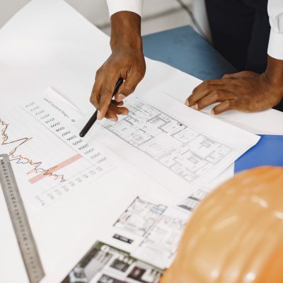 Representação da relação entre financiamento e construção civil com foco em planejamento financeiro e obras em andamento.