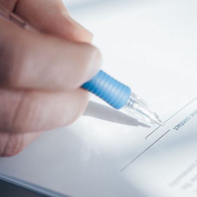Profissional do mercado imobiliário em atendimento e negociação de imóvel residencial usado.