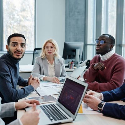 Ambiente corporativo moderno durante reunião profissional em escritório comercial