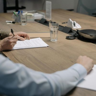 Corretores discutem contratos e estratégias para locação em reunião profissional