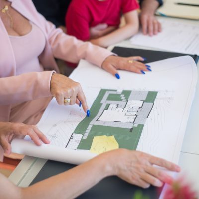 Reunião profissional focada em planejamento e sucessão empresarial no setor imobiliário