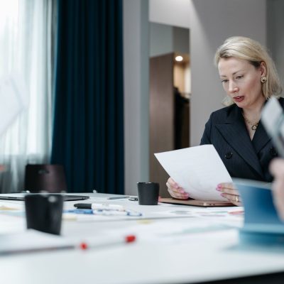 Reunião estratégica entre profissionais do mercado imobiliário em ambiente corporativo