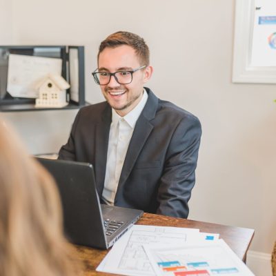 Profissional do mercado imobiliário utilizando tecnologia para ampliar a prospecção e relacionamento com clientes