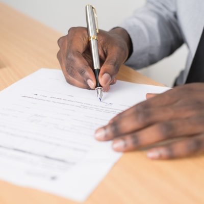 Profissionais analisando documentos imobiliários em reunião para garantir segurança jurídica