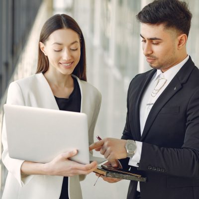 Profissional do mercado imobiliário utilizando tecnologia para melhorar o atendimento e a gestão de dados.