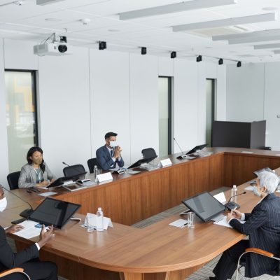 Corretores e gestores imobiliários utilizando tecnologia para análise e atendimento no mercado imobiliário.