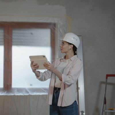 Profissionais utilizando tecnologia digital para apoiar processos na construção civil