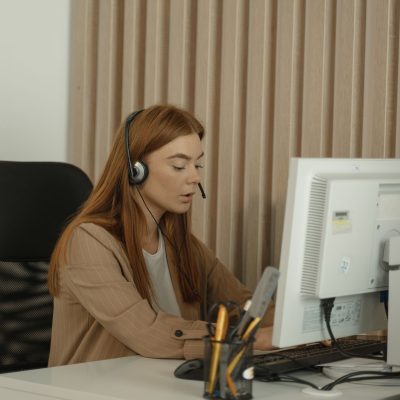 Profissional do mercado imobiliário utilizando tecnologia para atendimento personalizado ao cliente