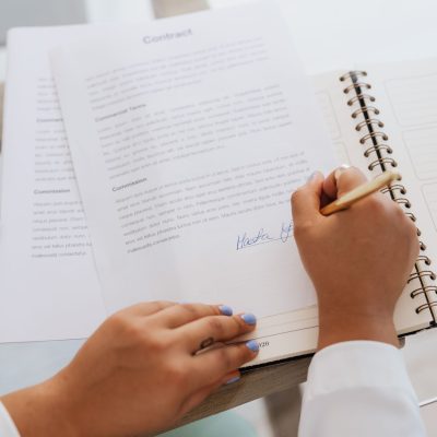 Reunião de profissionais imobiliários analisando dados para tomada de decisão sobre reajustes e contratos.
