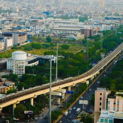 Infraestrutura de transporte público integrada a bairros residenciais urbanos, ilustrando a influência do metrô na valorização imobiliária.