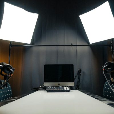 Espaço interno equipado para produção de conteúdo digital, ilustrando a integração entre imóveis e atividades criativas.