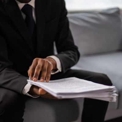 Profissionais discutindo contrato de locação e responsabilidades financeiras em ambiente corporativo