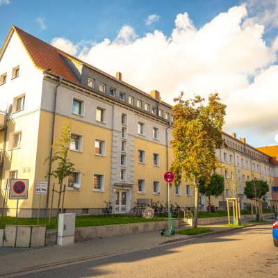 Negociação e visita a imóvel residencial usado em ambiente urbano acessível.