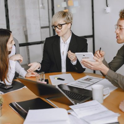 Reunião profissional em ambiente corporativo moderno com foco em negócios imobiliários