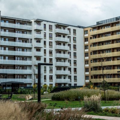 Reunião de profissionais do mercado imobiliário com foco em empreendimentos multifamily em ambiente urbano.