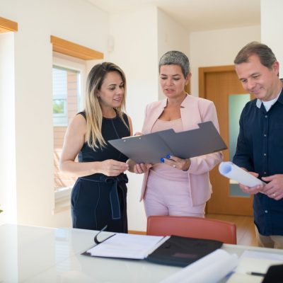 Equipe imobiliária discutindo oportunidades de investimento em imóveis de alto padrão
