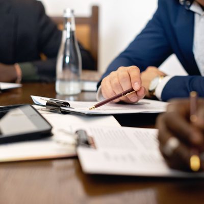 Reunião corporativa para negociação de contratos imobiliários em ambiente profissional