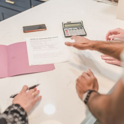 Análise documental e reunião profissional no mercado imobiliário para garantir transparência nas transações
