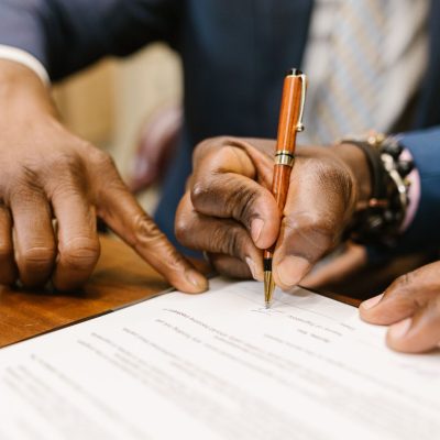 Reunião entre corretor e cliente para análise de imóveis e condições de financiamento