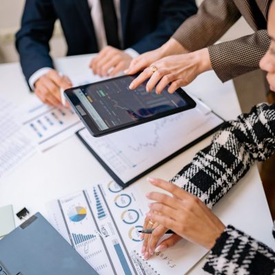 Profissionais do setor imobiliário discutem dados financeiros em ambiente de escritório